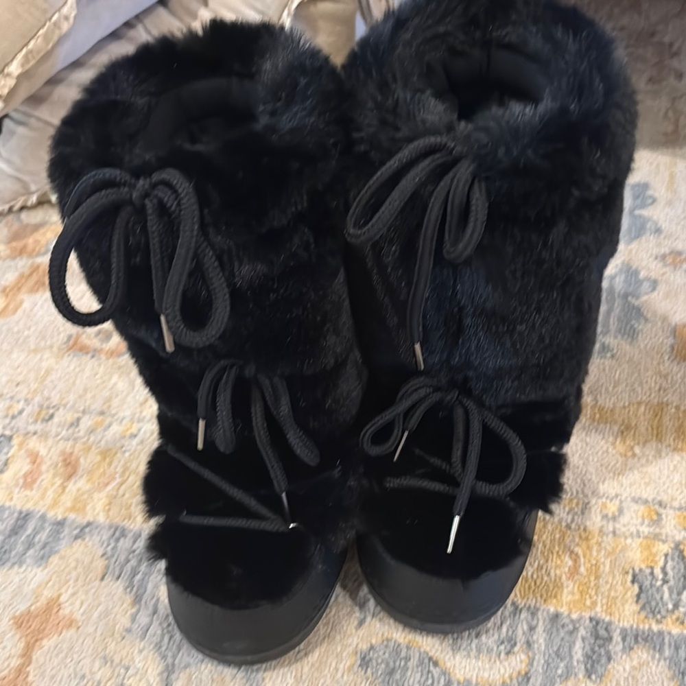 Women's Black Fur Boots identical to Moon Boots